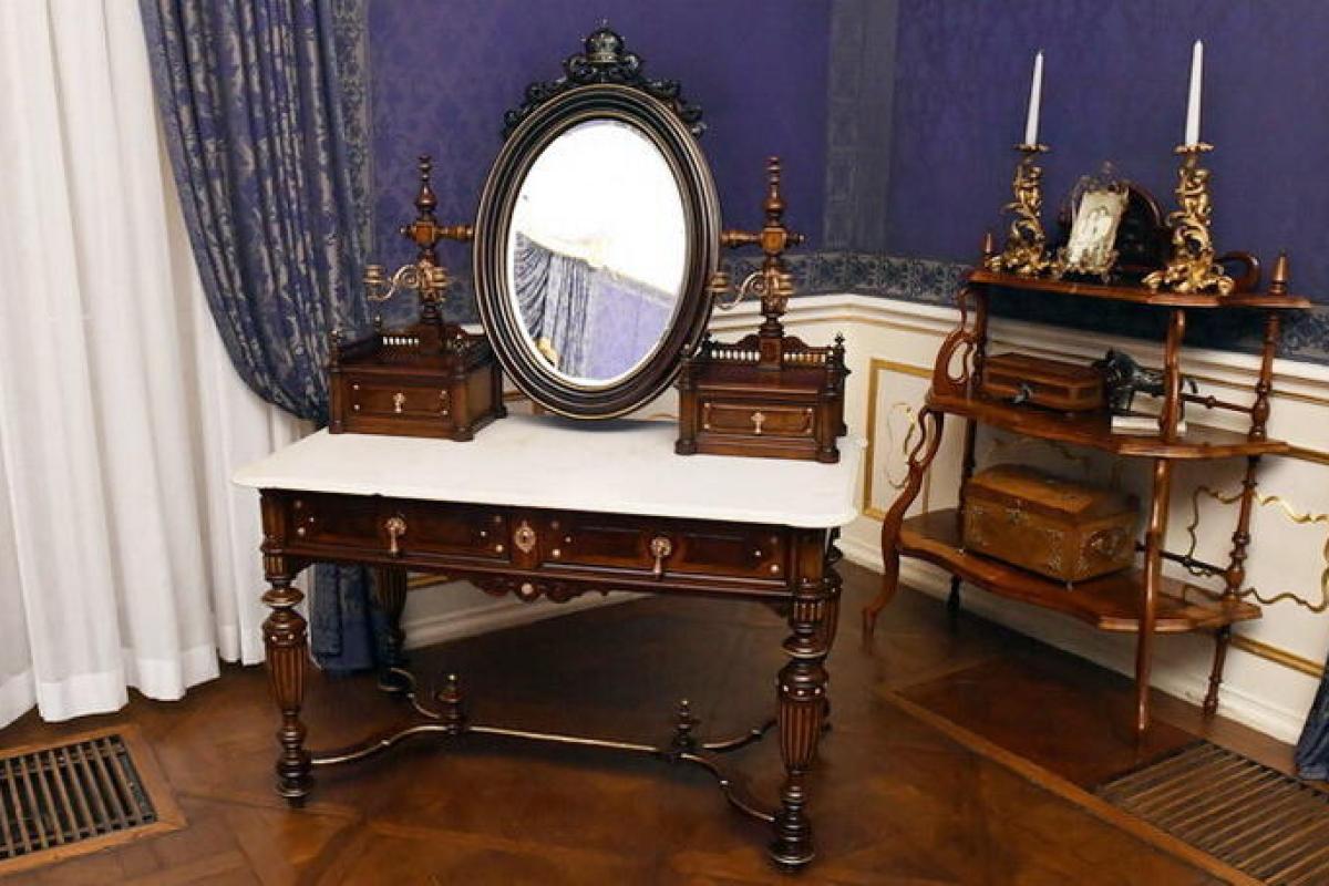 Die persönlichen Möbel, der Schminktisch und die Glasvitrine von Königin Elisabeth