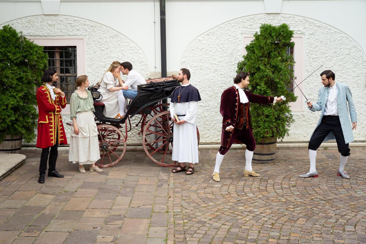 Sétálószínház Rómeóval És Júliával A Scene Műhely Előadása2