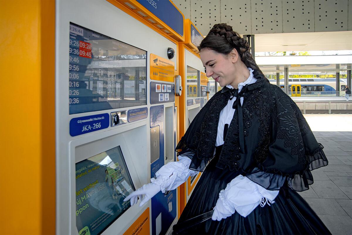 Új, közös turisztikai termék bevezetéséről állapodott meg a MÁV Személyszállítási Zrt. és a Gödöllői Királyi Kastély. A felek szándéknyilatkozata alapján a jövőben kombinált jegy segíti a látogatókat abban, hogy egyszerűen és kedvező áron juthassanak el a