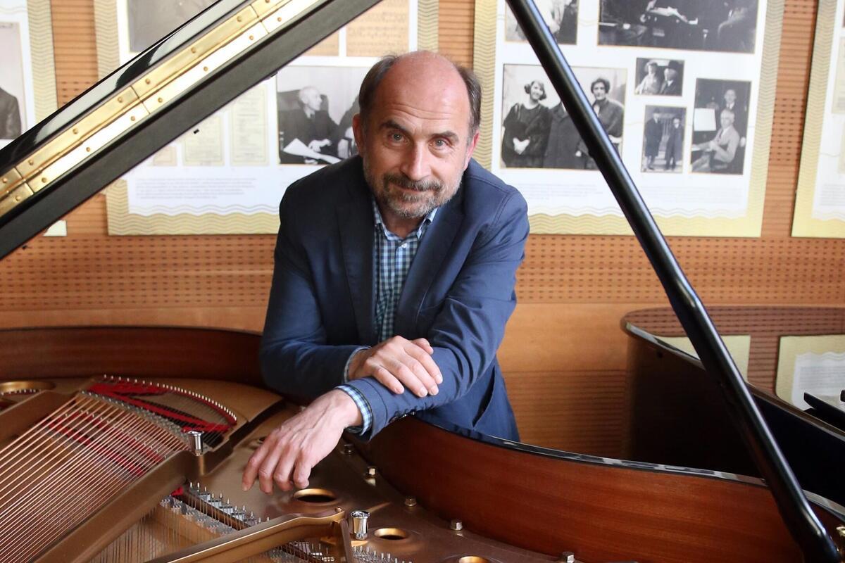 „Liszti-Hiszti” – Eckhardt Gábor előadása a Liszt Ferenc Zeneművészeti Egyetem Rendkívüli tehetségek osztályának zongoraszakos hallgatói közreműködésével