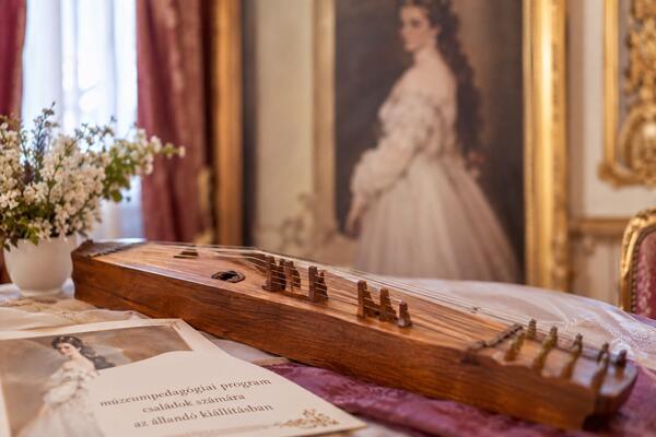 Sisi citerája – múzeumpedagógiai program családok számára az állandó kiállításban | XXV. Jubileumi Gödöllői Liszt Fesztivál