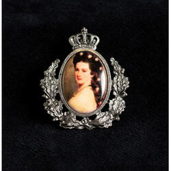 Brooch decorated with Sisi's picture