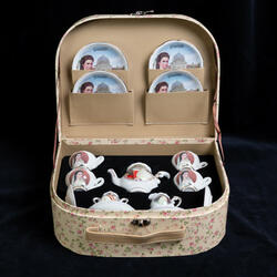 Doll porcelain set for four with the decoration of Sisi and the palace of Gödöllő, in suitcase 