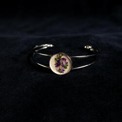Bracelet decorated with violet gobelin