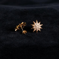 Sisi star pin earrings with Swarovksi crystals, gold coating