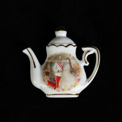 Magnet kettle with the picture of the imperial couple