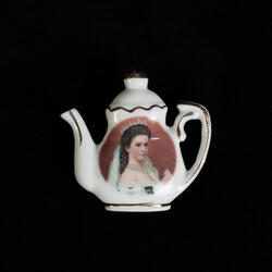 Magnet kettle with the coronational picture of Sisi