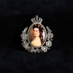 Small brooch with picture of Queen Elizabeth