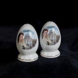 Porcelain salt and pepper set with the decoration of Sisi and the palace of Gödöllő