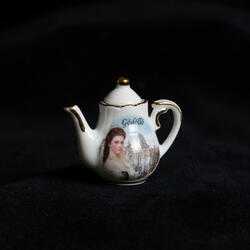 Mini porcelán teáskanna, Sisi és Gödöllői Királyi Kastély képpel 