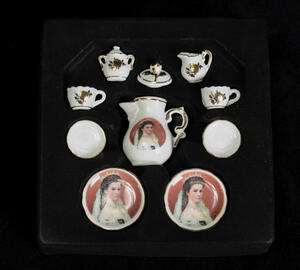 Small kit of porcelain, with the image of Sisi