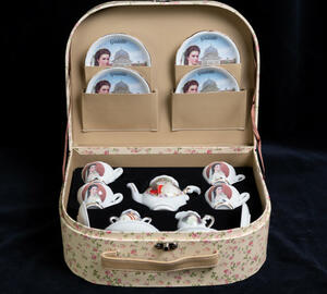 Doll porcelain set for four with the decoration of Sisi and the palace of Gödöllő, in suitcase 