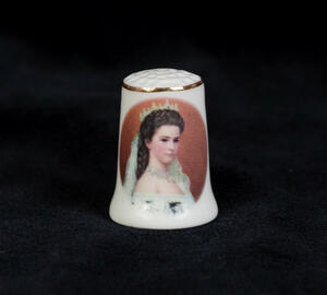 Porcelán gyűszű Sisi koronázási képével 