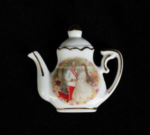 Magnet kettle with the picture of the imperial couple