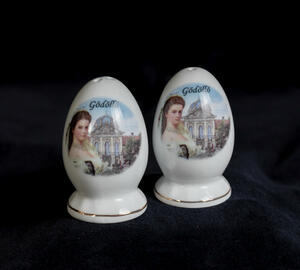 Porcelain salt and pepper set with the decoration of Sisi and the palace of Gödöllő