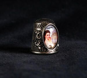 metal thimble with picure of Sisi and the Royal Palace of Gödöllő
