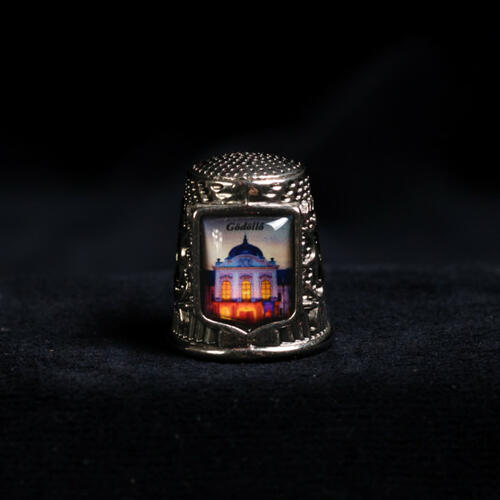 metal thimble with picure of the Royal Palace of Gödöllő