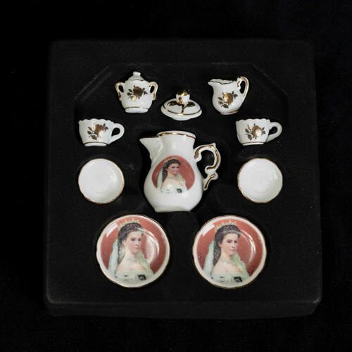 Miniatűr porcelán babakészlet, Sisi képmásával