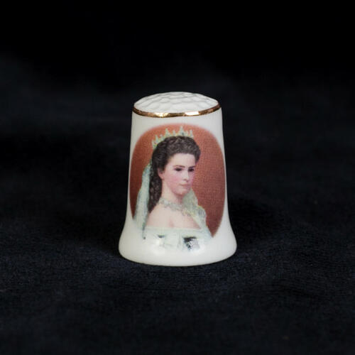 Porcelán gyűszű Sisi koronázási képével