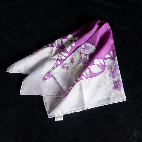 Ibolyás selyemkendő, Gavroche kézzel festett