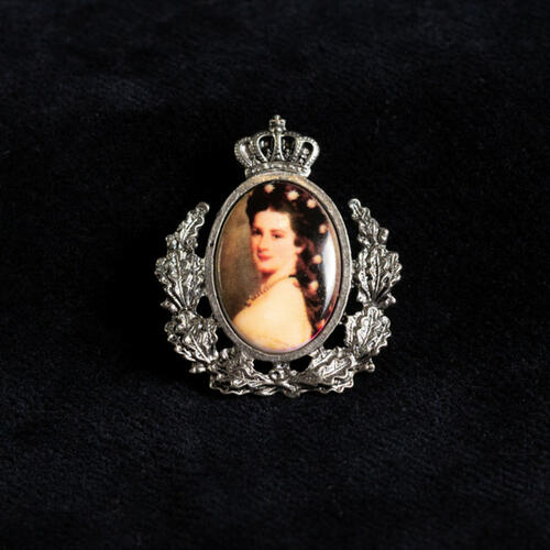 Small brooch with picture of Queen Elizabeth